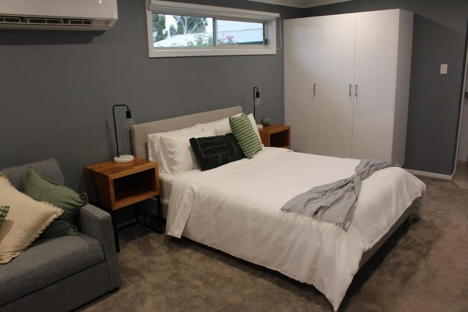 Private Studio Bungalow Apartment in Horsham