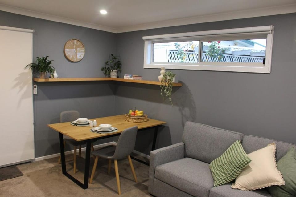 Private Studio Bungalow Apartment in Horsham
