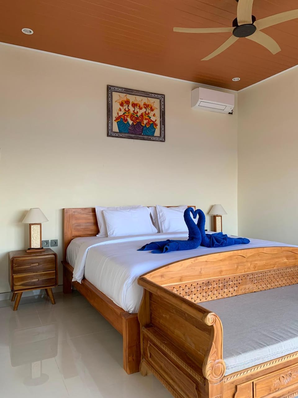 Bedroom, fireplace