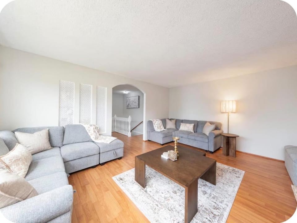 Spacious 3BR & 2BA Family Home in Delta,Sleeps 12 House in Surrey