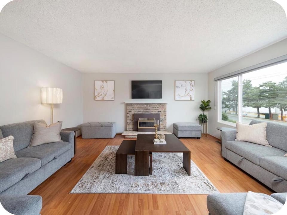 Spacious 3BR & 2BA Family Home in Delta,Sleeps 12 House in Surrey