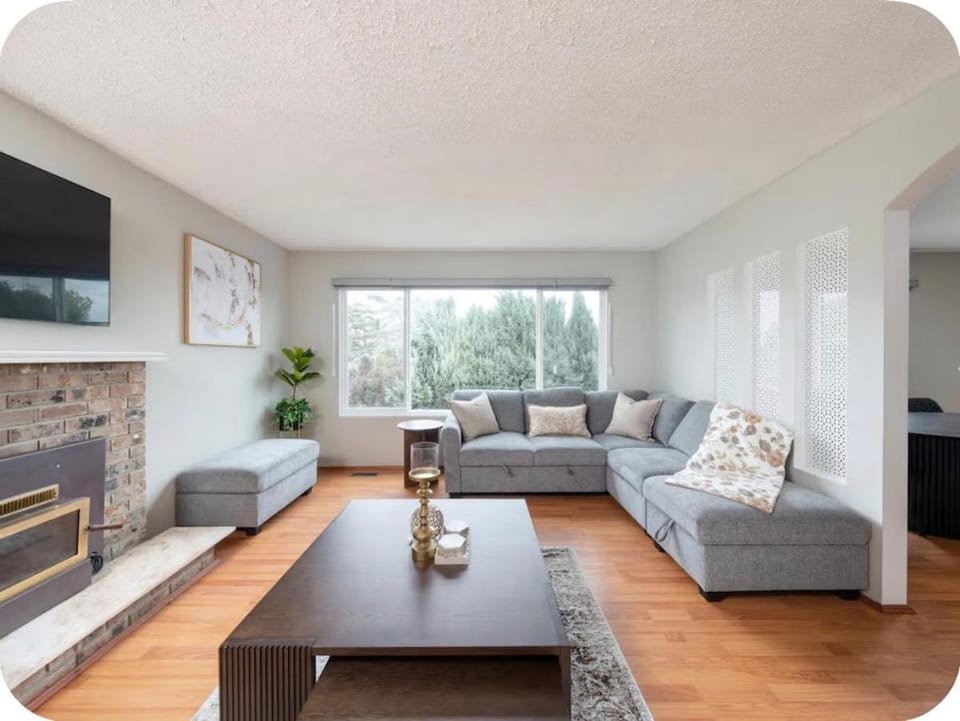 Spacious 3BR & 2BA Family Home in Delta,Sleeps 12 House in Surrey