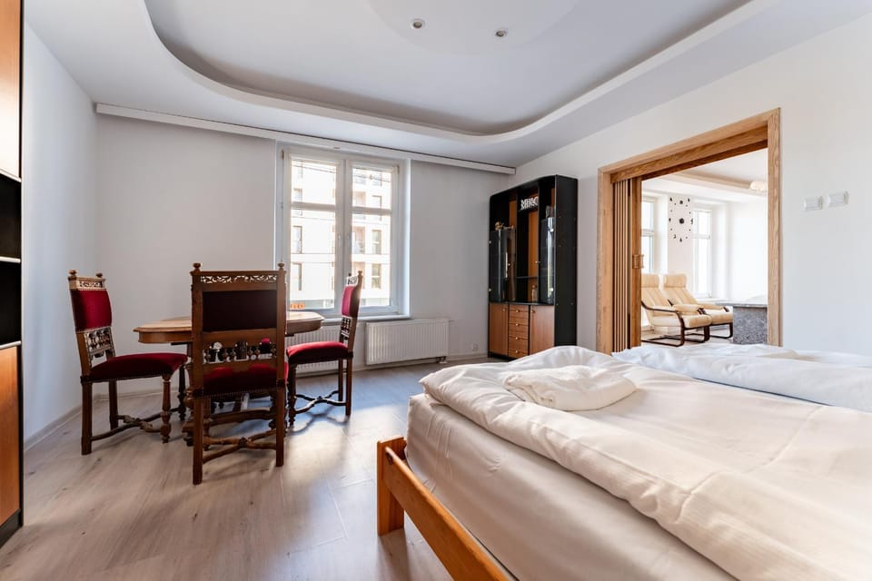 Bed, Photo of the whole room, Seating area, Dining area, Evening entertainment, wardrobe