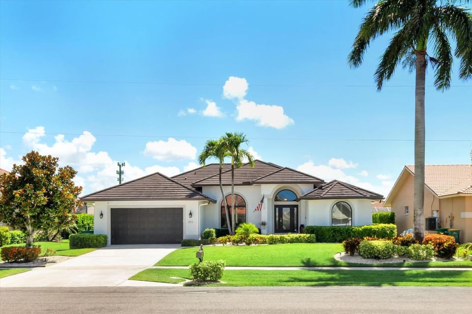 Coastal Canal Home 2 King Beds Pool & Kayaks House in Marco Island