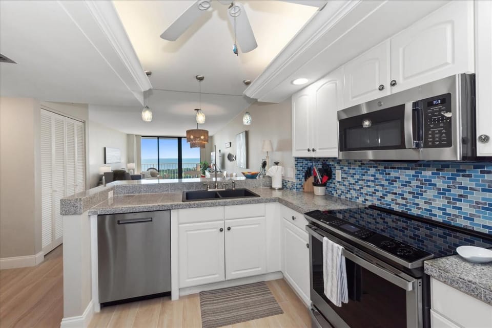 2-2 King Suite In Desirable South Seas Towers 4 House in Marco Island