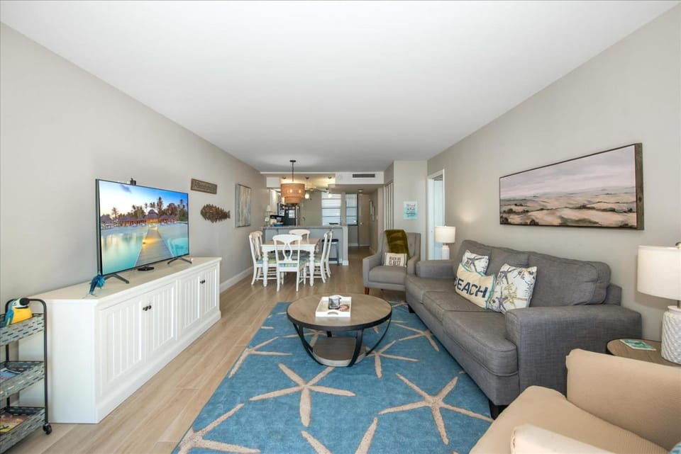 2-2 King Suite In Desirable South Seas Towers 4 House in Marco Island