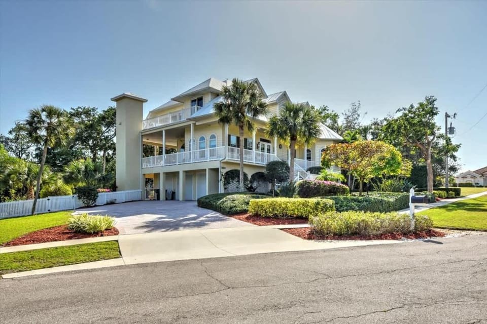 Florida Estate Home w-Bay View House in Marco Island
