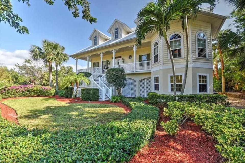 Florida Estate Home w-Bay View House in Marco Island