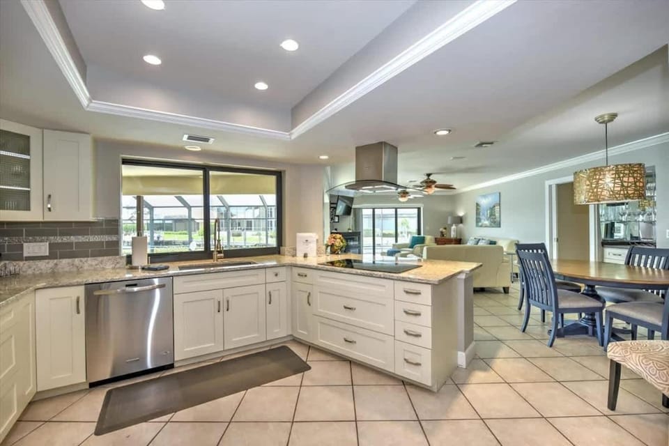 Southern Exposure Home - Expansive Canal Views House in Marco Island