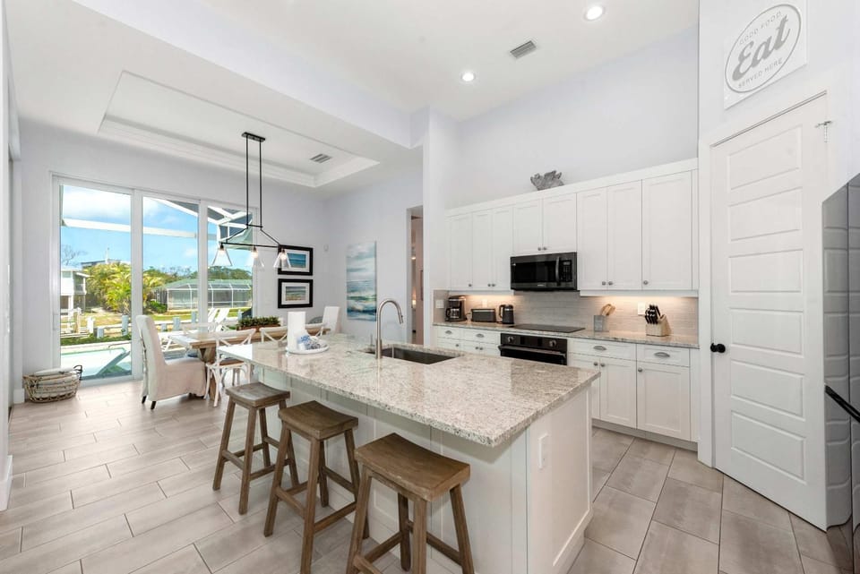 The Gulf Gem - Elegant Coastal Living House in Marco Island
