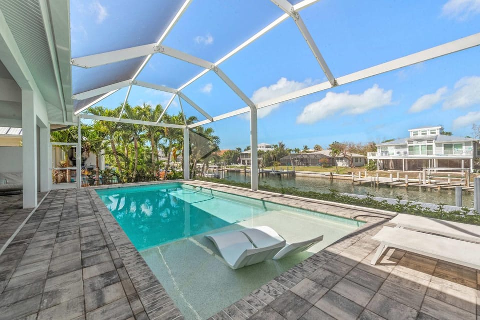 The Gulf Gem - Elegant Coastal Living House in Marco Island