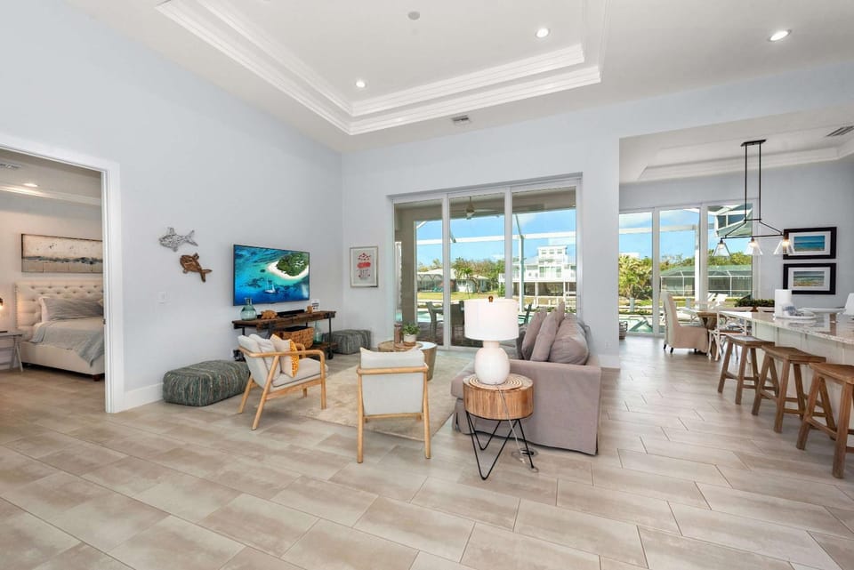 The Gulf Gem - Elegant Coastal Living House in Marco Island