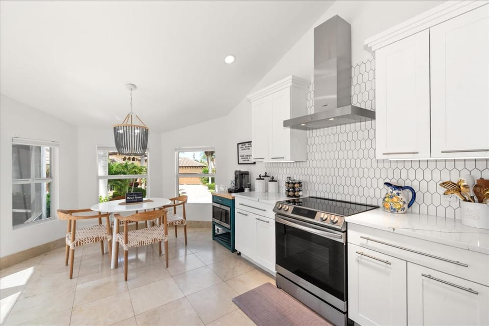 Upscale Canal Home w- Heated Pool & Spa House in Marco Island