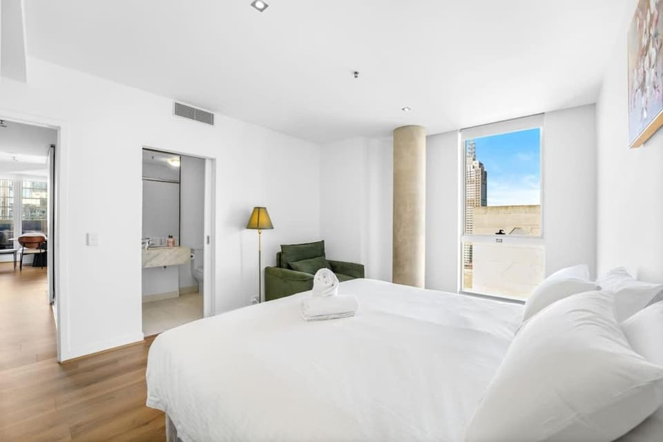 Modern 41st Floor QV Apartment with Skyline Views Apartment in Melbourne