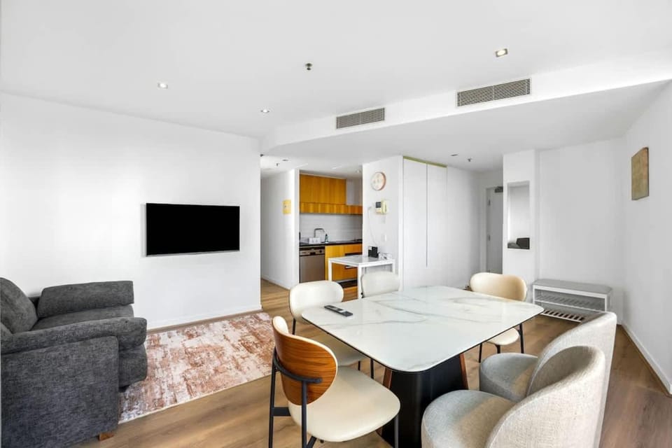 Modern 41st Floor QV Apartment with Skyline Views Apartment in Melbourne
