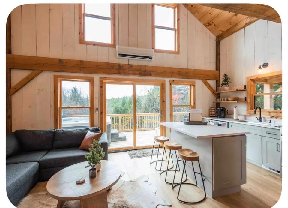 Summit view cottage Chalet in South Londonderry