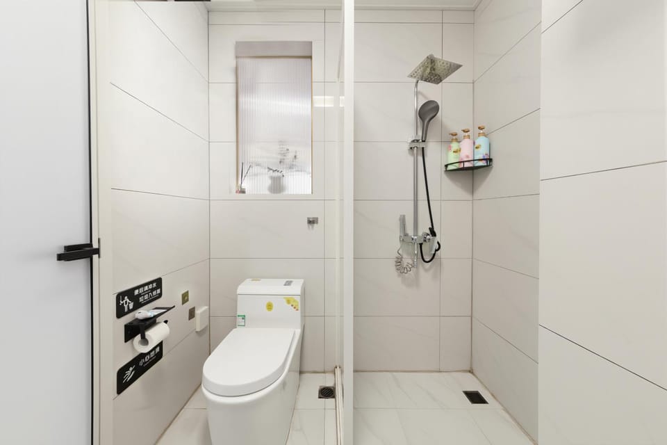 Shower, Toilet