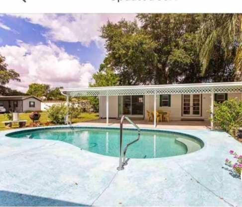 3BR Pool Home for 8 Easy Access to I-75 and I-4 House in Valrico