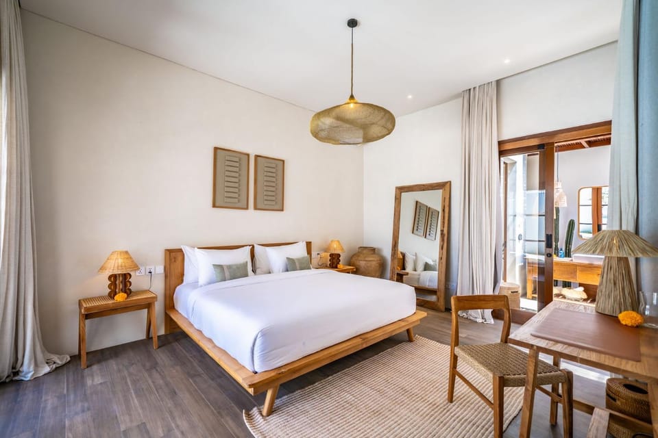 Bed, Photo of the whole room, Seating area, Bedroom