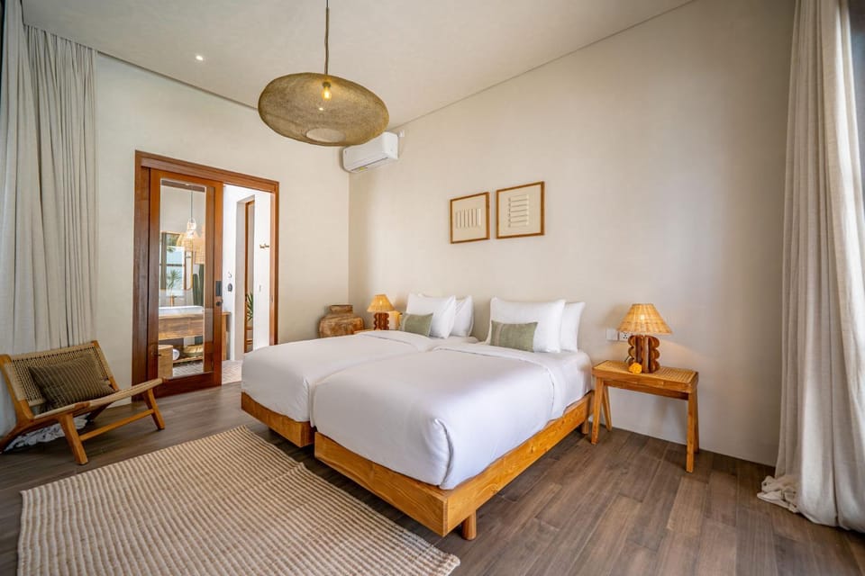 Bed, Photo of the whole room, Seating area, Bedroom