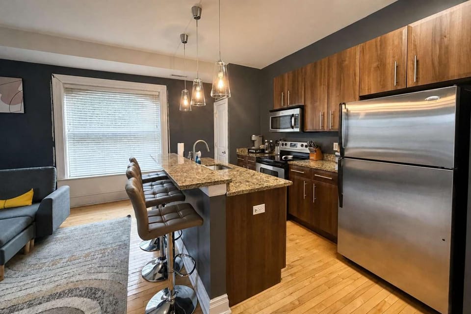 King 1BR Opposite SLU Hospital Balcony Parking Apartment in Saint Louis