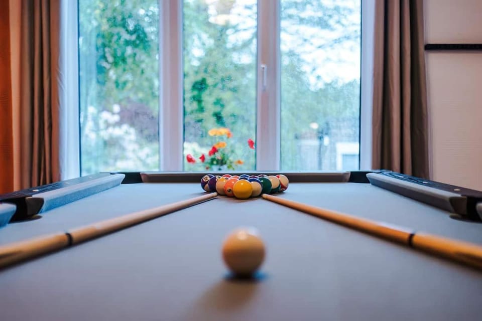 Stylish 4 Bedroom Home with Pool Table PS4 and Parking House in Huddersfield