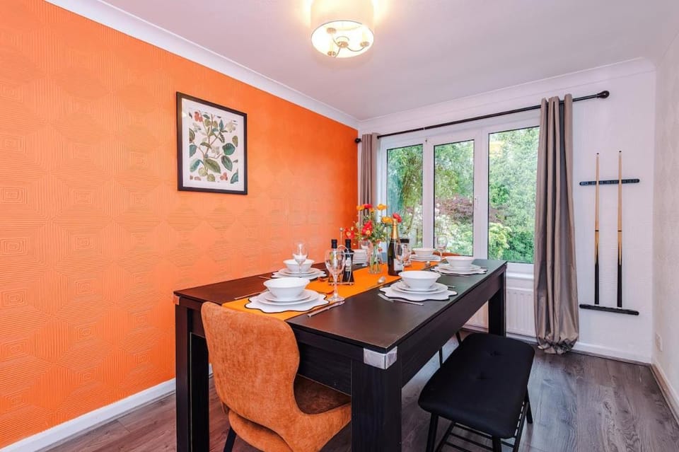 Stylish 4 Bedroom Home with Pool Table PS4 and Parking House in Huddersfield