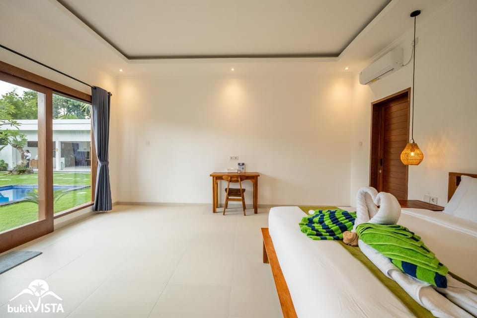 Bed, Photo of the whole room, Bedroom, towels, air conditioner