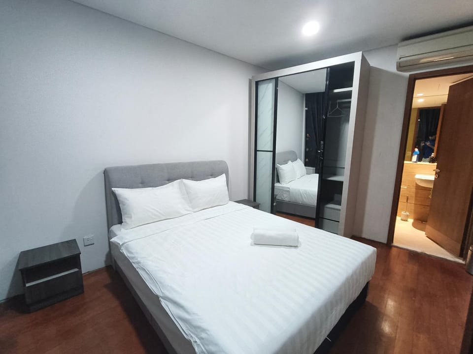 Bed, TV and multimedia, Photo of the whole room, Bedroom, wardrobe