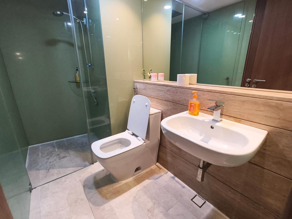 Shower, Toilet, Bathroom, bidet, towels