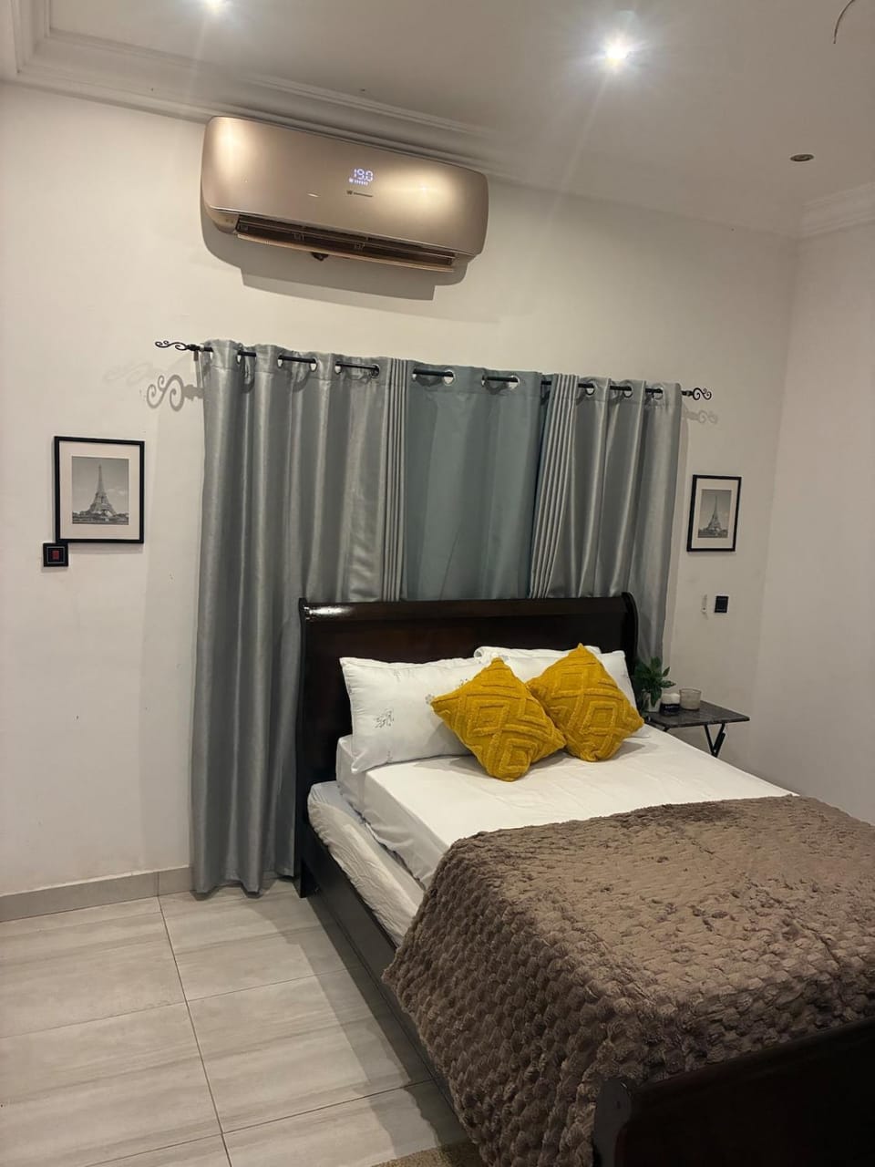 Bed, Photo of the whole room, Bedroom, air conditioner