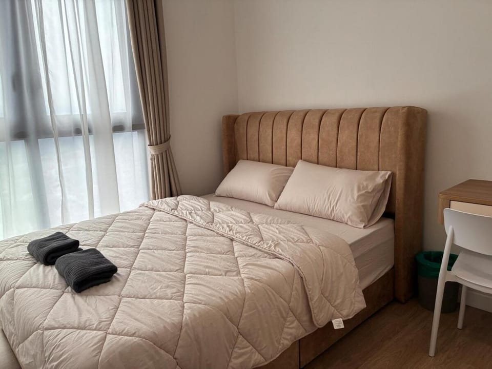 Photo of the whole room, Bedroom