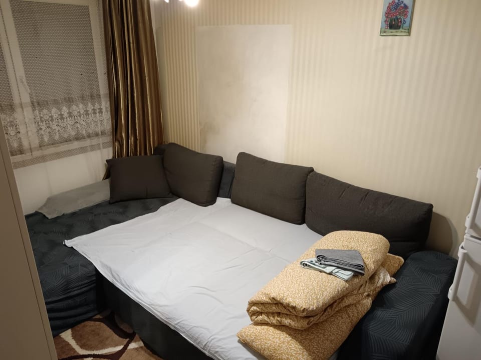 Bed, Living room, Photo of the whole room, Seating area, Bedroom, towels