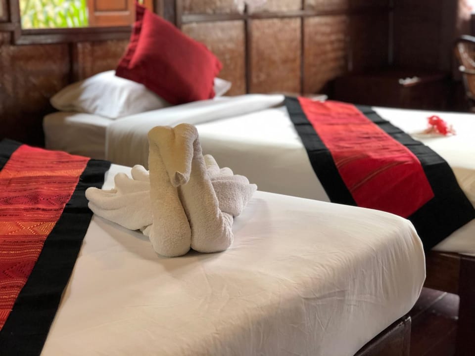 Bed, Photo of the whole room, fireplace