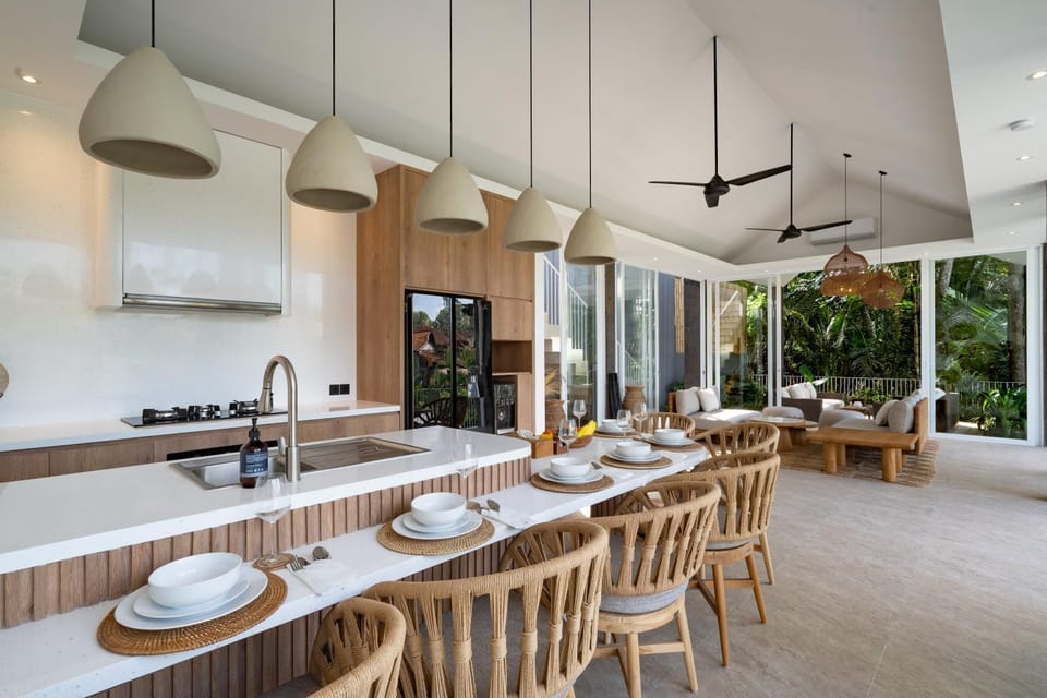 Coffee/tea facilities, Food and drinks, Seating area, Dining area