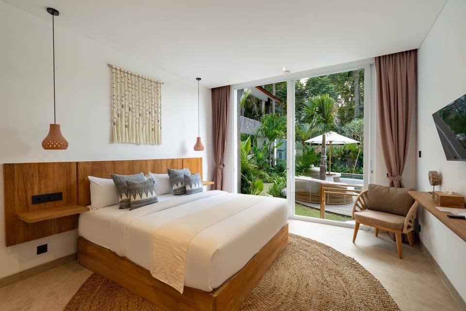 Bed, TV and multimedia, Bedroom, Pool view