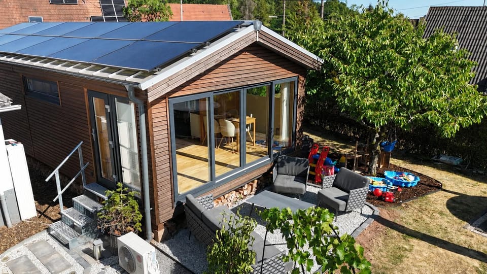 Property building, Day, Garden, Balcony/Terrace
