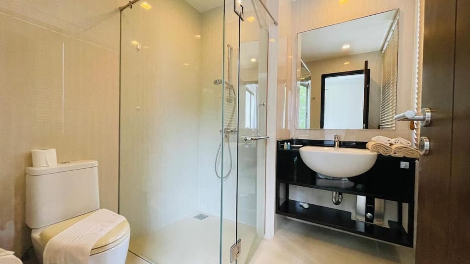 Shower, Toilet, Bathroom, towels