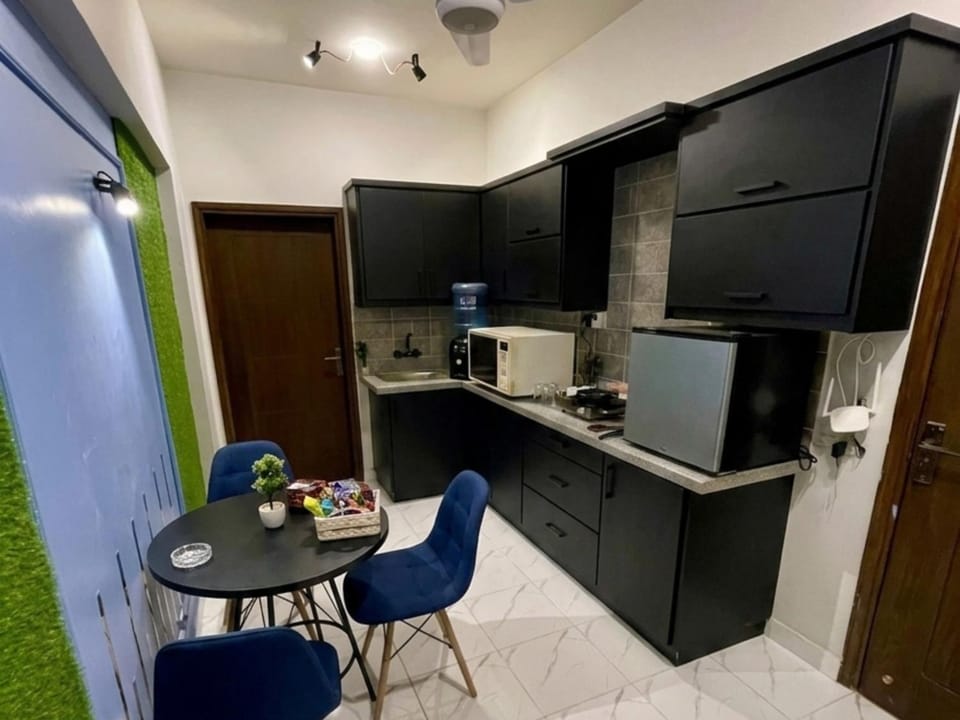 Coffee/tea facilities, Kitchen or kitchenette, Food and drinks, Dining area, Food, minibar, oven, pet friendly, stove, toaster