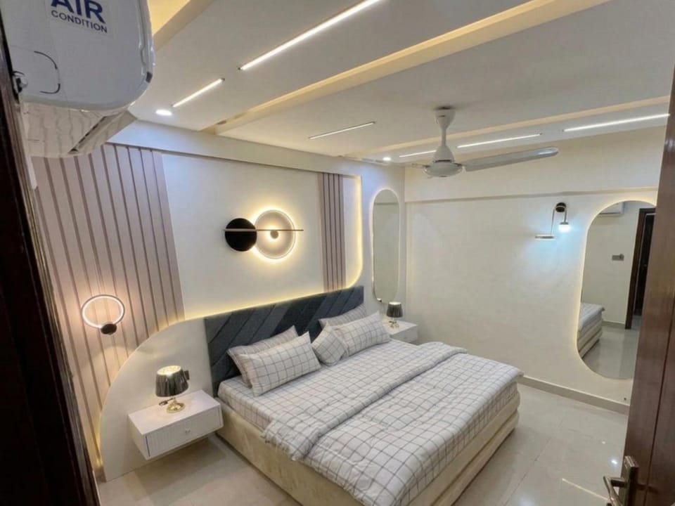 Bed, Photo of the whole room, Bedroom, fireplace, towels, wardrobe, air conditioner