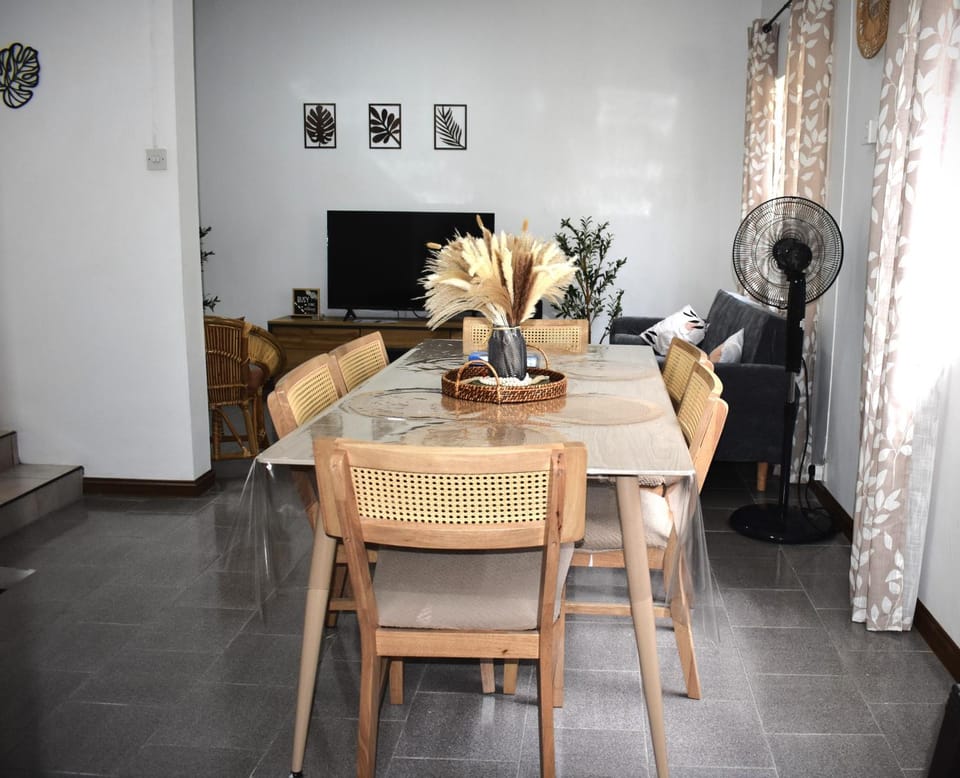 Beach, Bites & Bliss in the Heart of Pereybere Apartment in Grand Baie