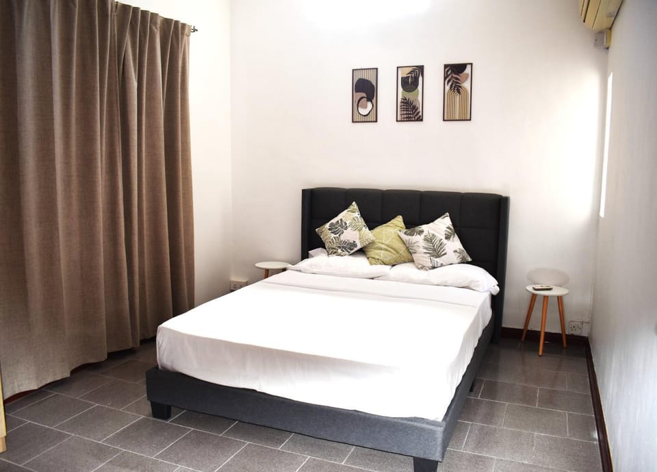 Beach, Bites & Bliss in the Heart of Pereybere Apartment in Grand Baie