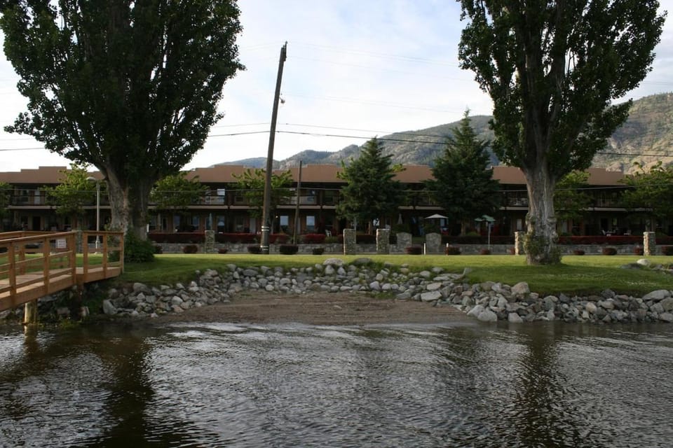 Luxury Condo 2Bed, 1Bath, Pool, Hot Tub, Beach, Golf Apartment in Osoyoos