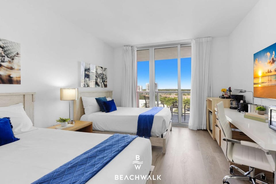 Bright Studio with Intercoastal & Marina View Inn in Hallandale Beach