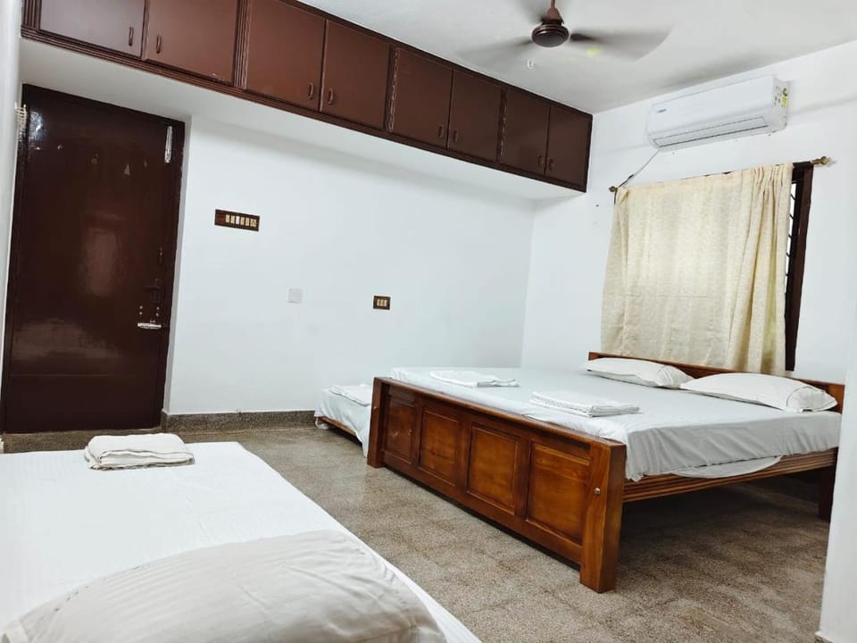 Bed, Photo of the whole room, Bedroom, air conditioner