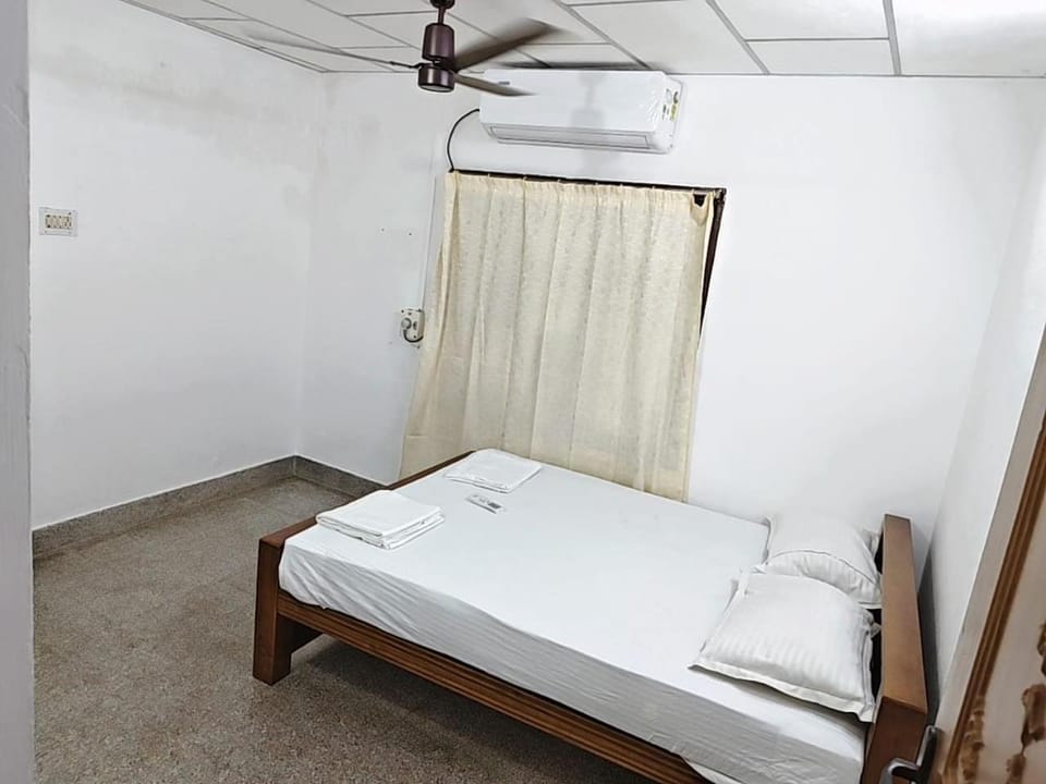 Bed, Photo of the whole room, Bedroom, air conditioner