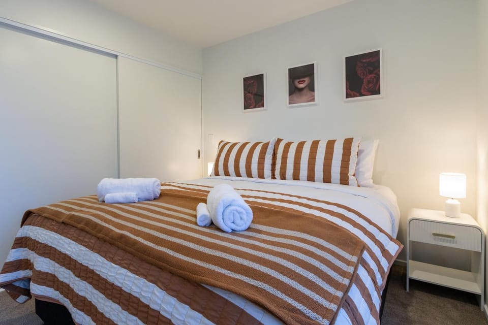Bed, Bedroom, towels