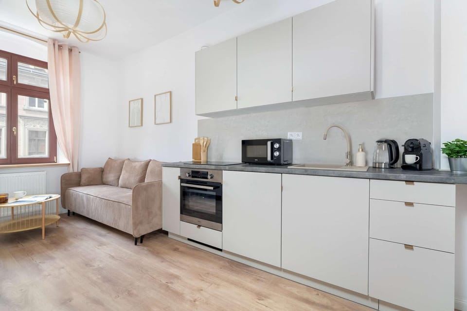 Coffee/tea facilities, Kitchen or kitchenette, Living room, Seating area, microwave, stove