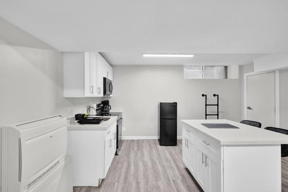 The Hideaway • 3 BR w/ 3 Ensuites • DT Oshawa Apartment in Oshawa