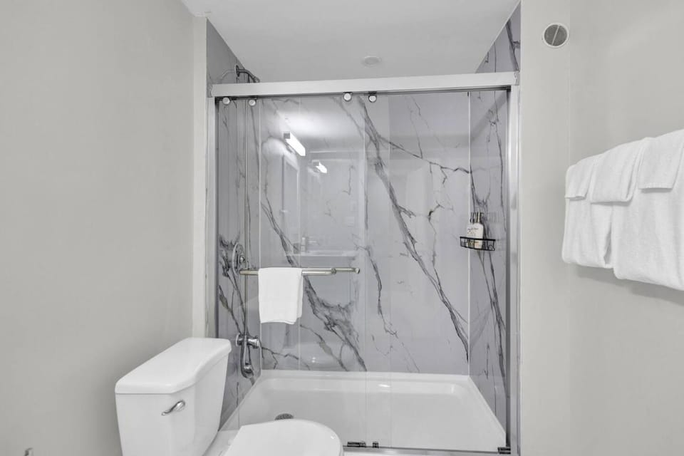 The Hideaway • 3 BR w/ 3 Ensuites • DT Oshawa Apartment in Oshawa